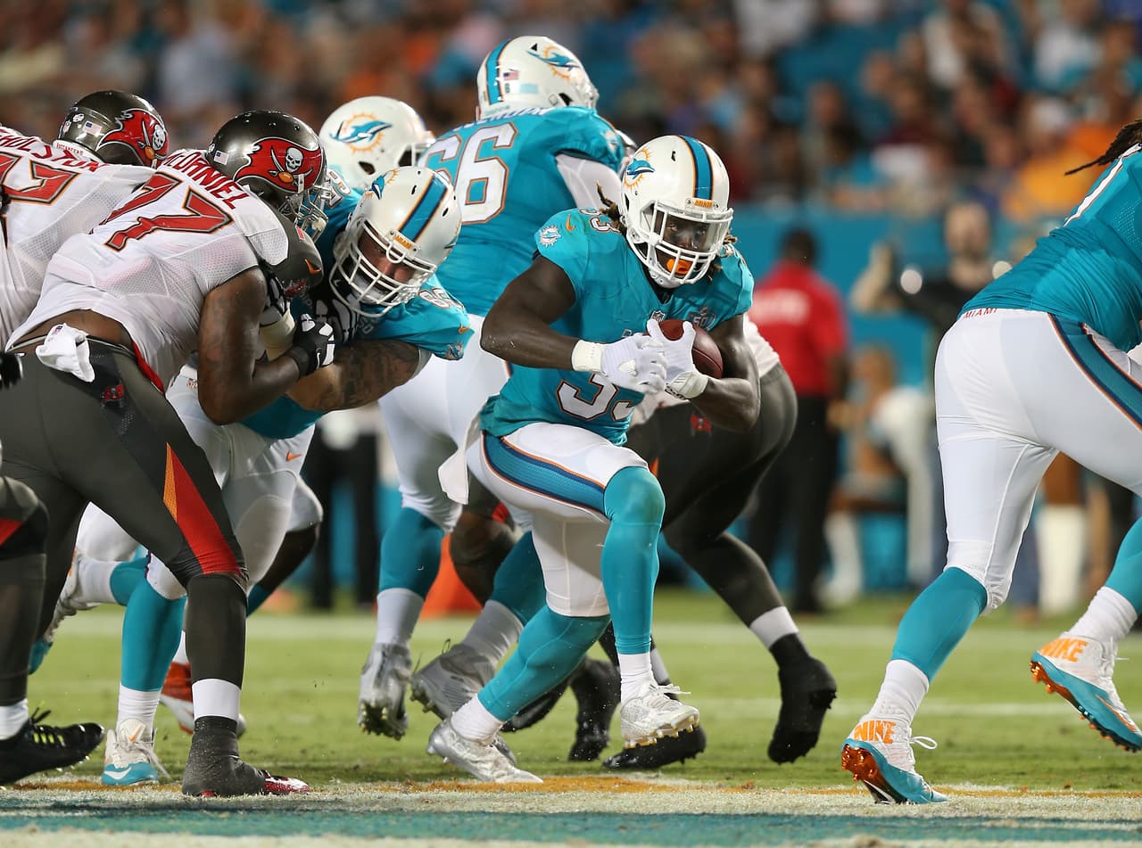 Miami Dolphins Jay Ajayi (33) in a game against the Tampa Bay Buccaneers at the SunLife Stadium in Miami, FL. ( Photo/Tom DiPace via AP)
