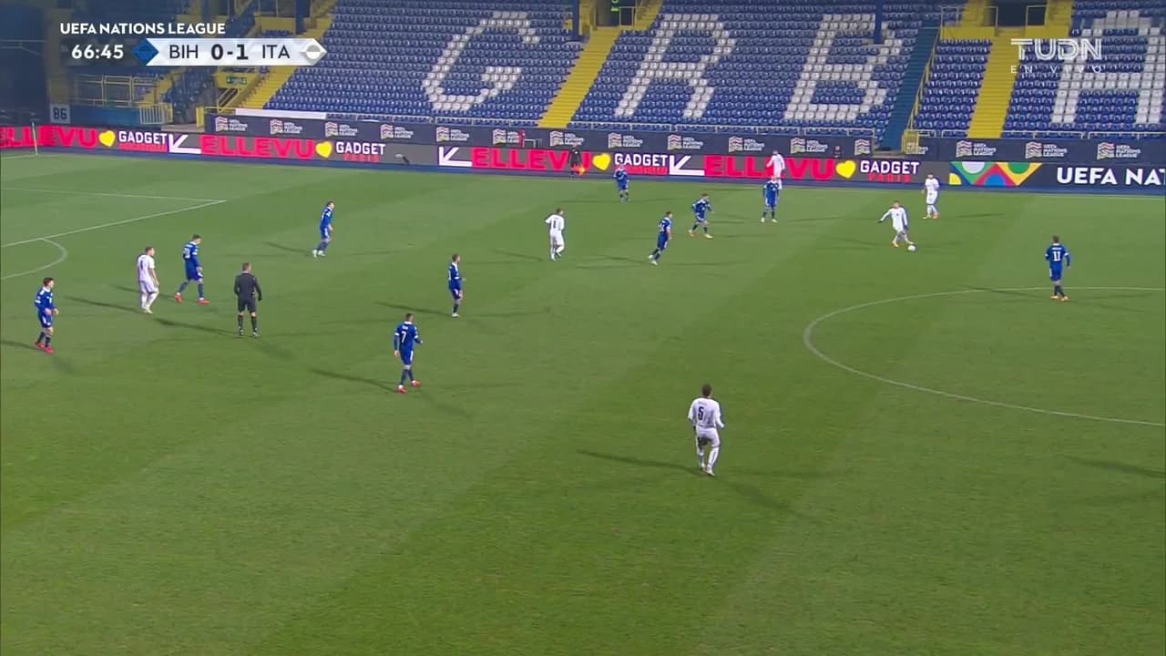 ¡Gol! Bosnia-Herzegovina 0| Italia 2. Domenico Berardi (Italia) zurdazo desde el centro del área.