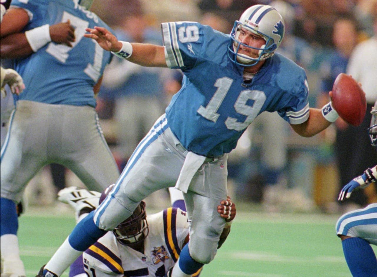 Scott Mitchell, Detroit Lions (1994).- Tras ser reserva de Dan Marino en Miami, Mitchell firmó con los Lions. Su mejor temporada fue en 1995, diriginedo la segunda mejor ofensiva en la NFL. Sin embargo, todo terminó mal cuando Mitchell lanzó 4 intercepciones en la derrota 58-37 en playoff ante los Eagles. Dos años después en playoff, Mitchell completó solo 10 de 25 pases with y una intercepción en la derrota 20-10 ante los Buccaneers.