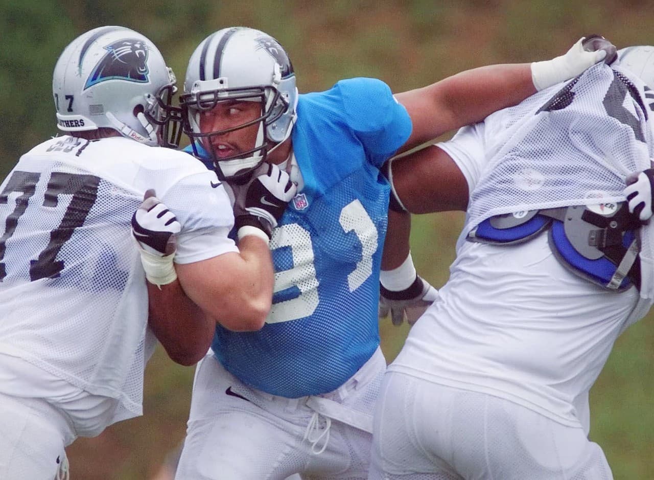 130316_NFLChuck Smith, Carolina Panthers (2000).- Smith se ganó la reputación de uno de los mejores alas defensivas en la NFL con los Atlanta Falcons, con los que llegó al Super Bowl XXXIII. Smith dejó a los Falcons como el líder de la franquicia en capturas para firmar por cinco años y $21 millones con los Panthers. Una temporada llena de lesiones en el 2000 hizo que participara en solo dos juegos y se retirara tras esa campaña.