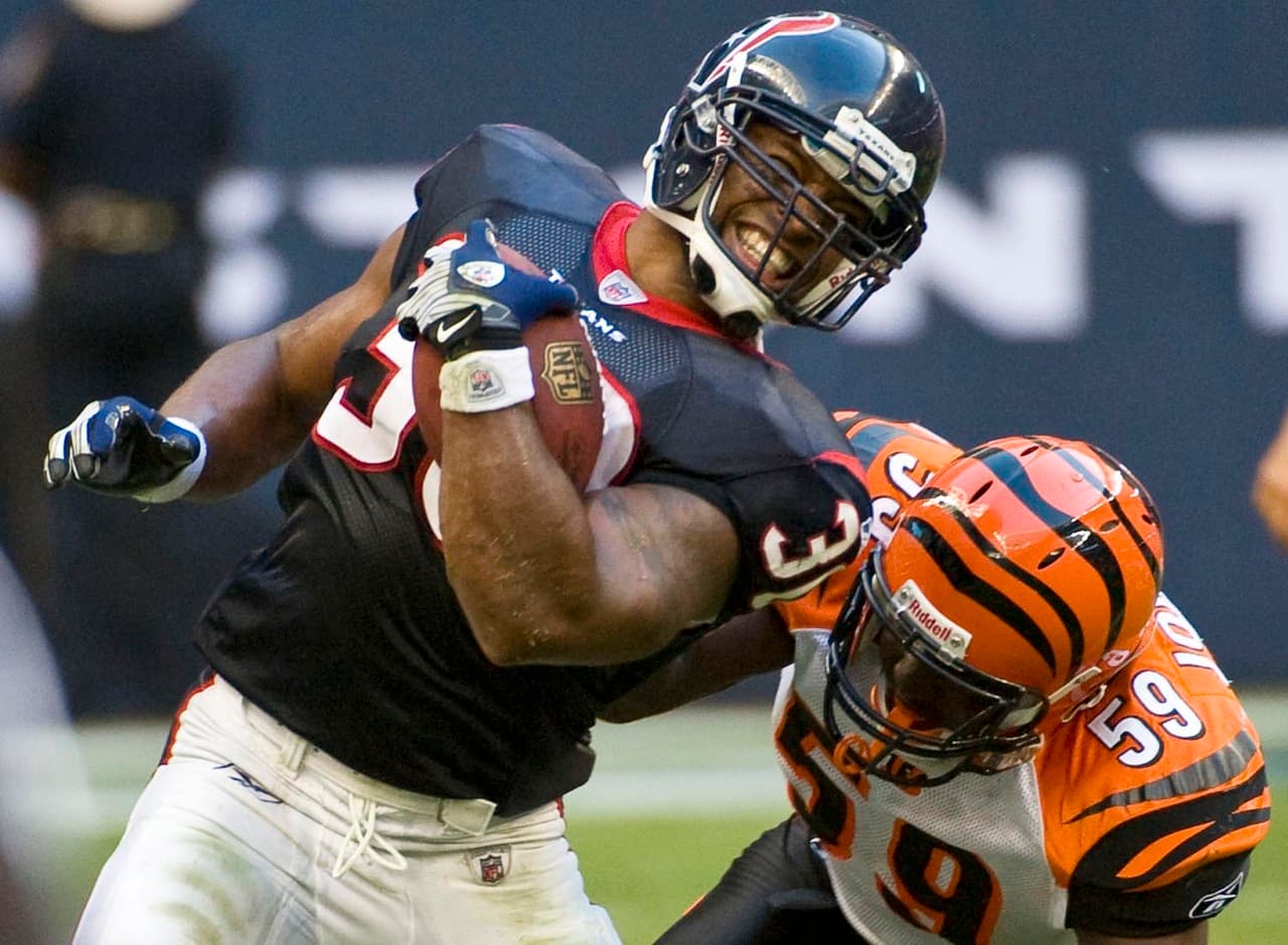 Ahman Green, Houston Texans (2007).- Entre 2000 y 2004, Green sumó más yardas terrestres (6,848) que cualquier otro jugador en la NFL. Dejó Green Bay tras la campaña 2006 al firmar por cuatro años y $23 millones con los Texans. Desgraciadamente para Houston, Green jamás pudo replicar lo hecho en Green Bay, corriendo solo para 554 yardas y cinco touchdowns en dos temporadas con los Texans.