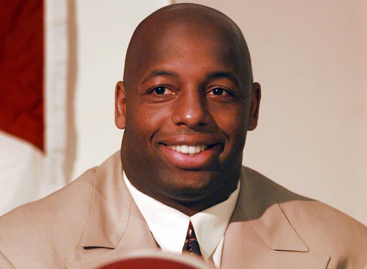 Dana Stubblefield, Washington Redskins (1998).- Stubblefield fue vital en la defensiva de los 49ers que ganó el Super Bowl XXIX. En 1997, Stubblefield fue nombrado Defensivo del Año en la NFL. Los Redskins, iniciando una serie de fracasos épico en la agencia libre, le dieron a Stubblefield un contrato de seis años y $36 millones. Stubblefield, registró solo siete capturas de quarterback en siete campañas con los Redskins.