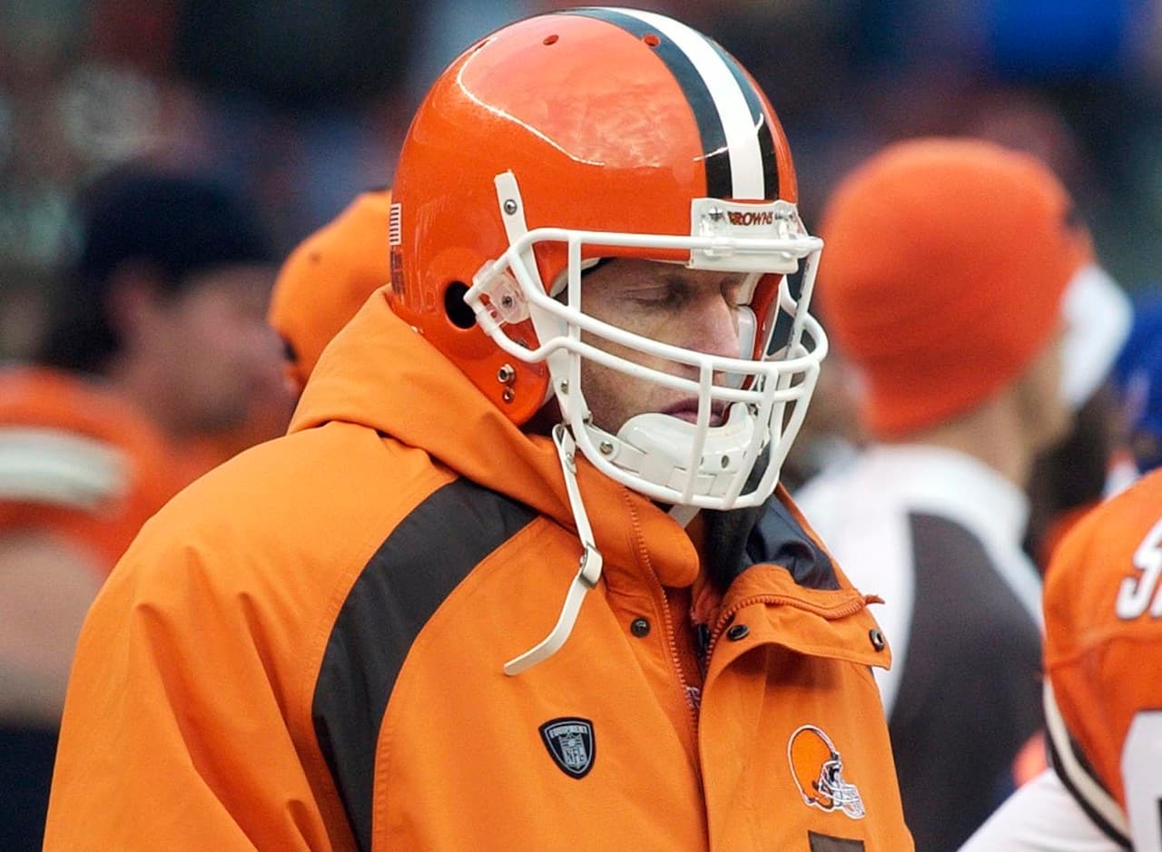 Jeff García, Cleveland Browns (2004).- García lideró a los 49ers a los playoffs en las temporadas 2001 y 2002 y fue elegido a tres Pro Bowls al hilo. Los Browns le dieron un contrato de cuatro años y $25 millones. El tiempo del pasador en Cleveland fue espantoso al participar en solo 10 juegos, donde registró marca de 3-7 y salir del equipo tras solo un año en Cleveland.