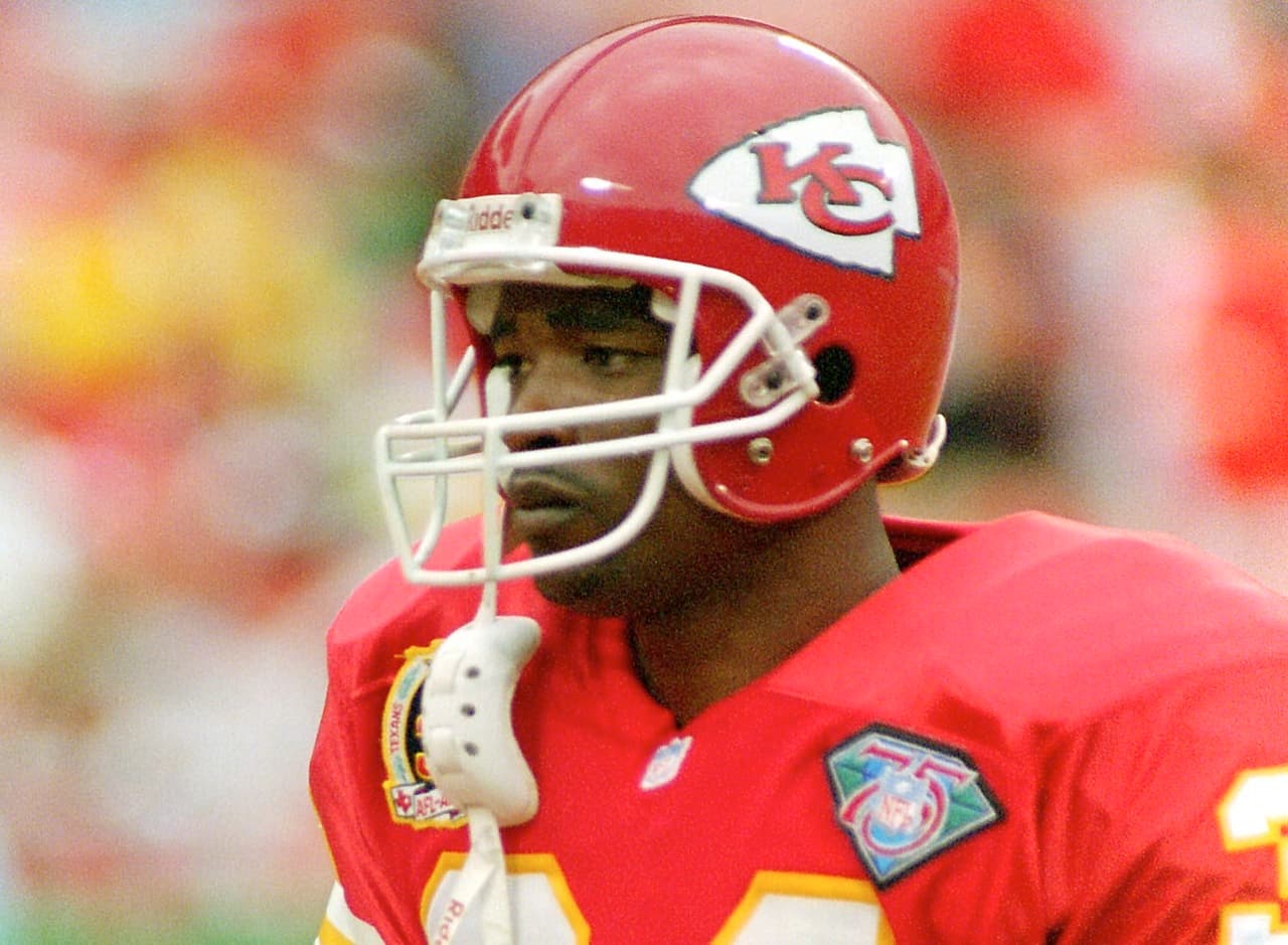 Dale Carter, Denver Broncos (1999).- Carter, uno de los mejores esquineros en la NFL en la década de los 90s, recibió un contrato por cuatro años y $22.8 millones para dejar a los Chiefs por los Broncos. La gran cantidad de problemas fuera del emparrillado de Carter afectaron su estancia en Denver, donde fue suspendido por toda la campaña del 2000 por repetido abuso de sustancias. En 2001, fue cortado por los Broncos.