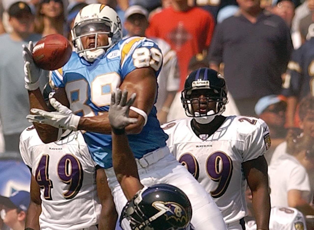 David Boston, San Diego Chargers (2003).- Los Chargers firmaron a Boston por siete años y $47.4 millones en 2003, pero Boston solo estuvo en una horrible temporada. San Diego ganó solo cuatro juegos con Boston en el plantel, y el receptor era odiado en el vestidor. Fue suspendido un juego por su conducta, y luego fue cambiado en 2004 a los Dolphins. Tras todo esto, su carrera terminó sin gloria.