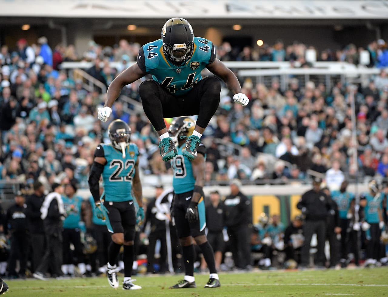 Myles Jack, linebacker de los Jaguars de Jacksonville, salta para celebrar una jugada en el encuentro ante los Seahawks de Seattle, el domingo 10 de diciembre de 2017 (AP Foto/Phelan M. Ebenhack)