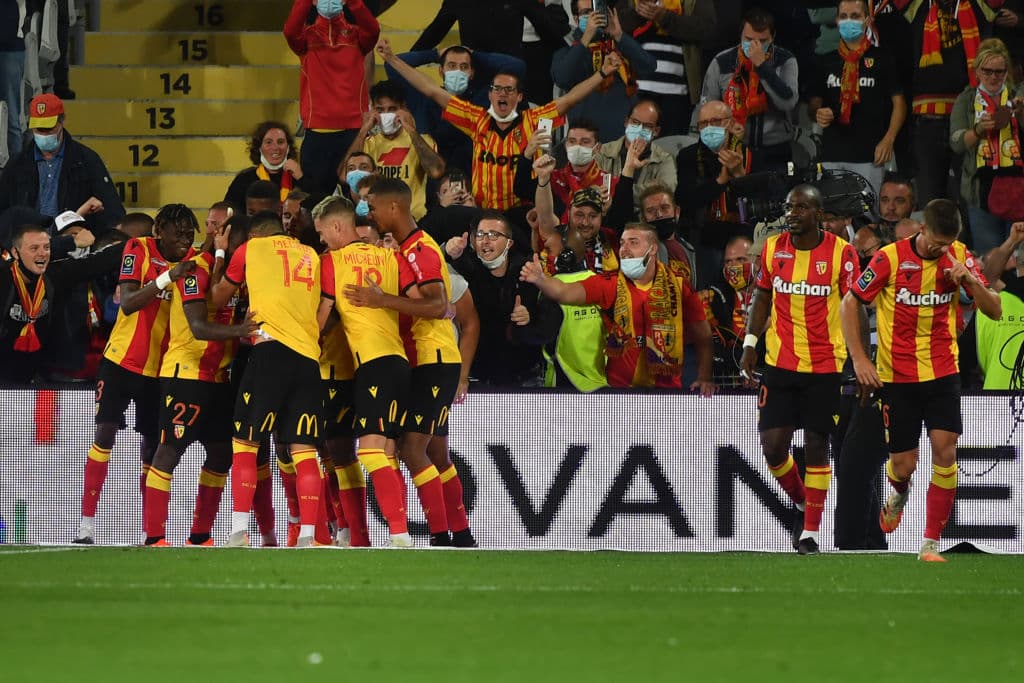 ¡Gol del Lens! Un pésimo despeje del arquero es regresado con gol de Ganago al minuto 57.