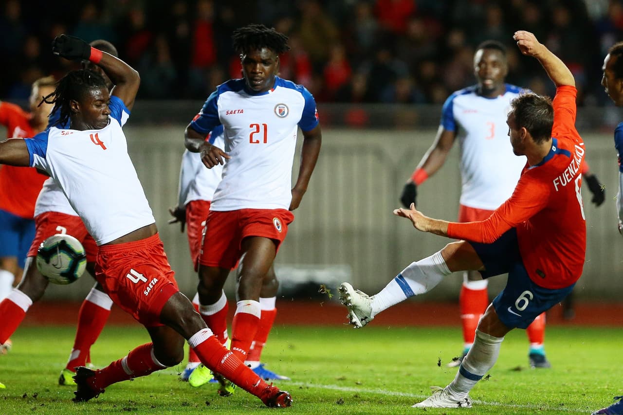 Para este cotejo, el técnico colombiano de La Roja, Reinaldo Rueda echó mano de dos futbolistas de la Liga MX, tal es elc aso de Nicolás Castillo
<b> </b>del
<b> </b>América
<b> </b>y
<b> </b>Eduardo Vargas
<b> </b>de los Tigres de la UANL,
<b> </b>además de Arturo Vidal
<b> </b>del FC Barcelona. Pero La Roja no tuvo ideas en ataque y en defensa fue frágil.