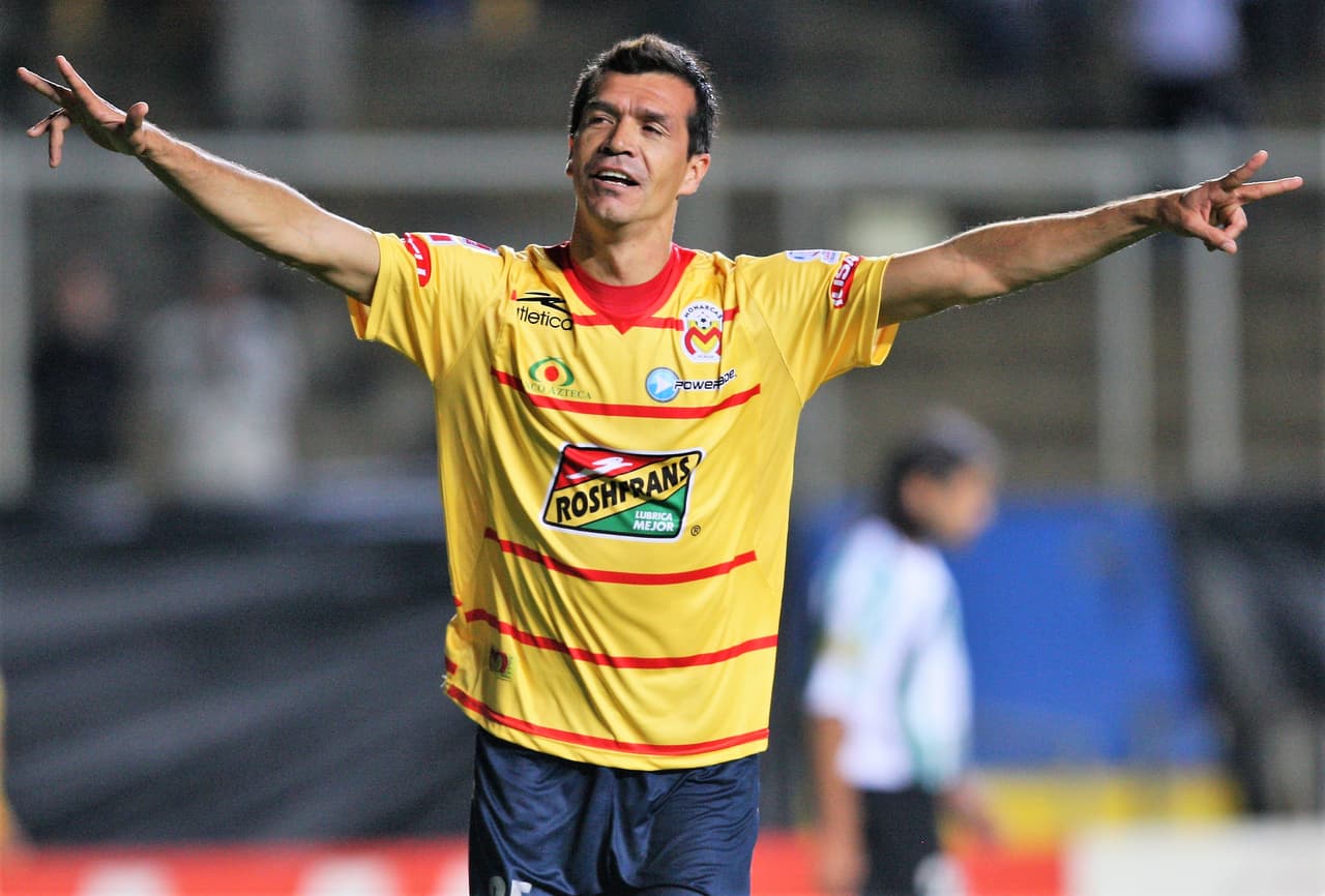 En 2010 se puso la camiseta de Monarcas Morelia, equipo con el que disputó 15 partidos y tuvo cuatro anotaciones.