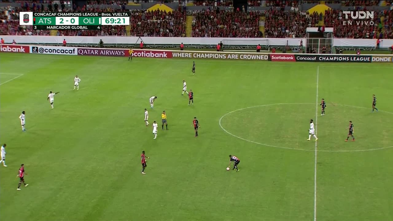 ¡TIRO ATAJADO! disparo por Julián Quiñones.