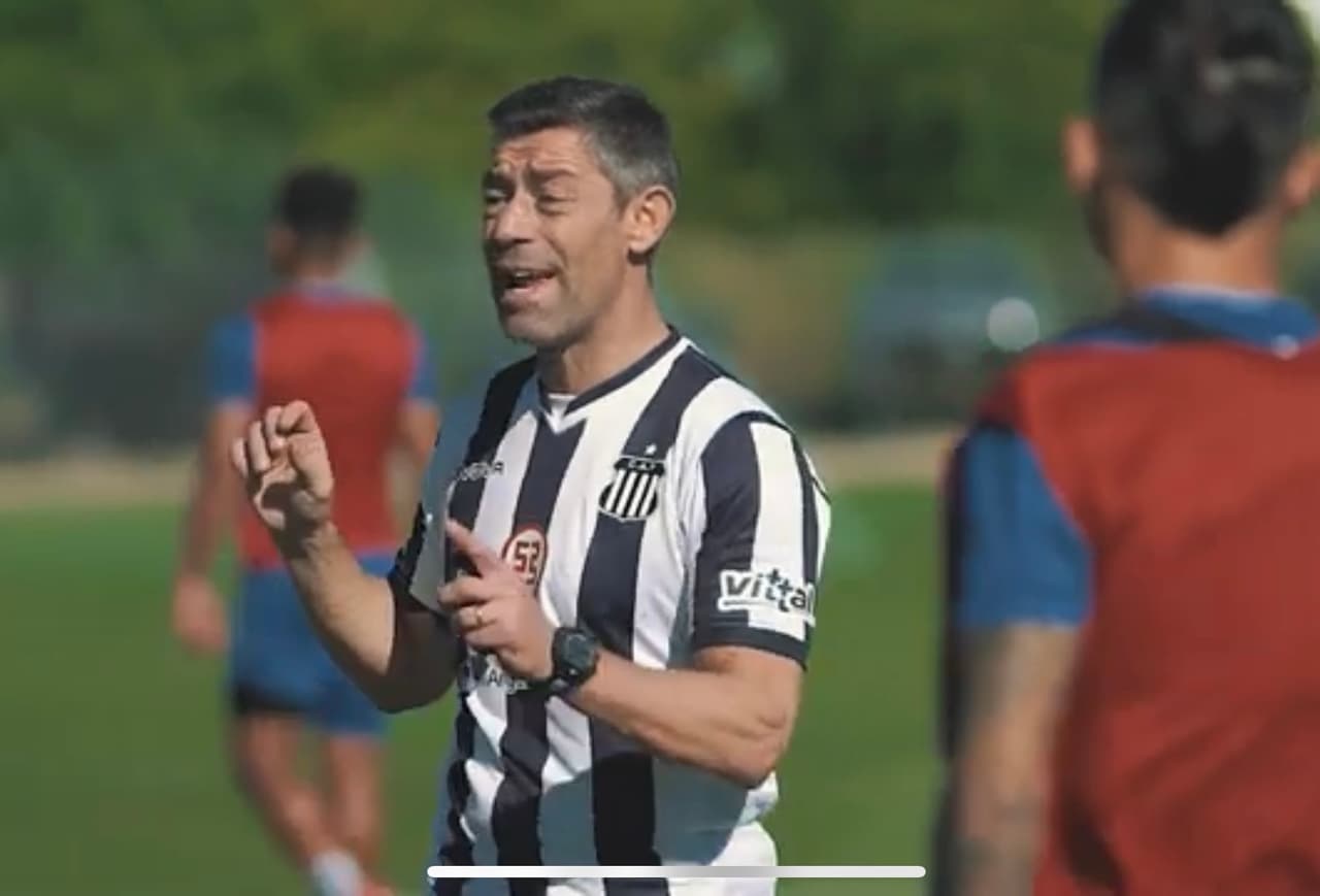 ¿Lo hizo en Santos? Caixinha dirige con la playera de Talleres puesta