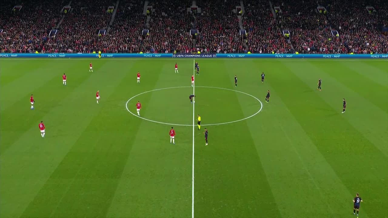 Arranca el partido y la pelota está en juego.