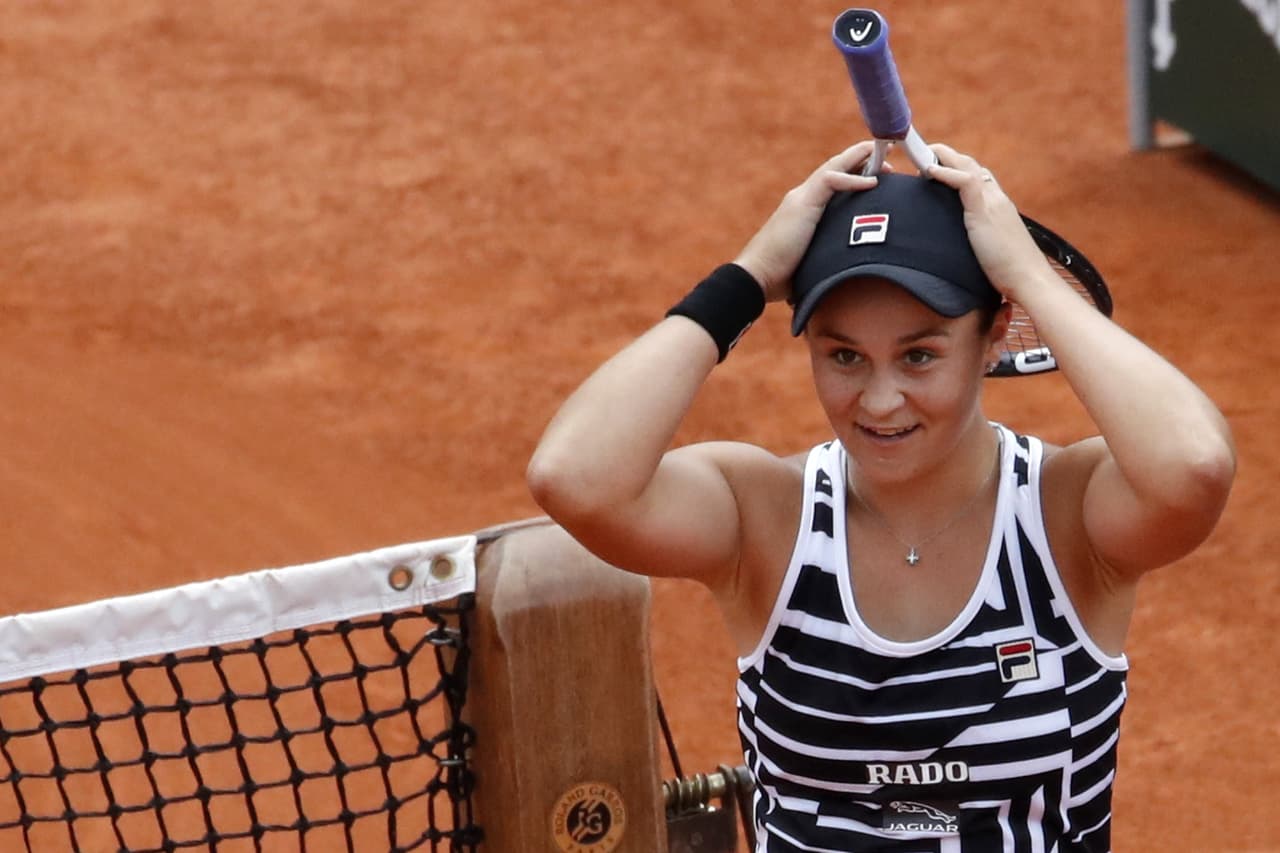 La australiana Ashleigh Barty festeja luego de doblegar a la checa Marketa Vondrousova en la final del Abierto de Francia, el sábado 8 de junio de 2019.