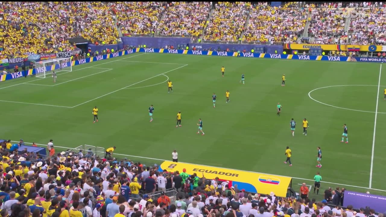 Arranca el partido y la pelota está en juego.