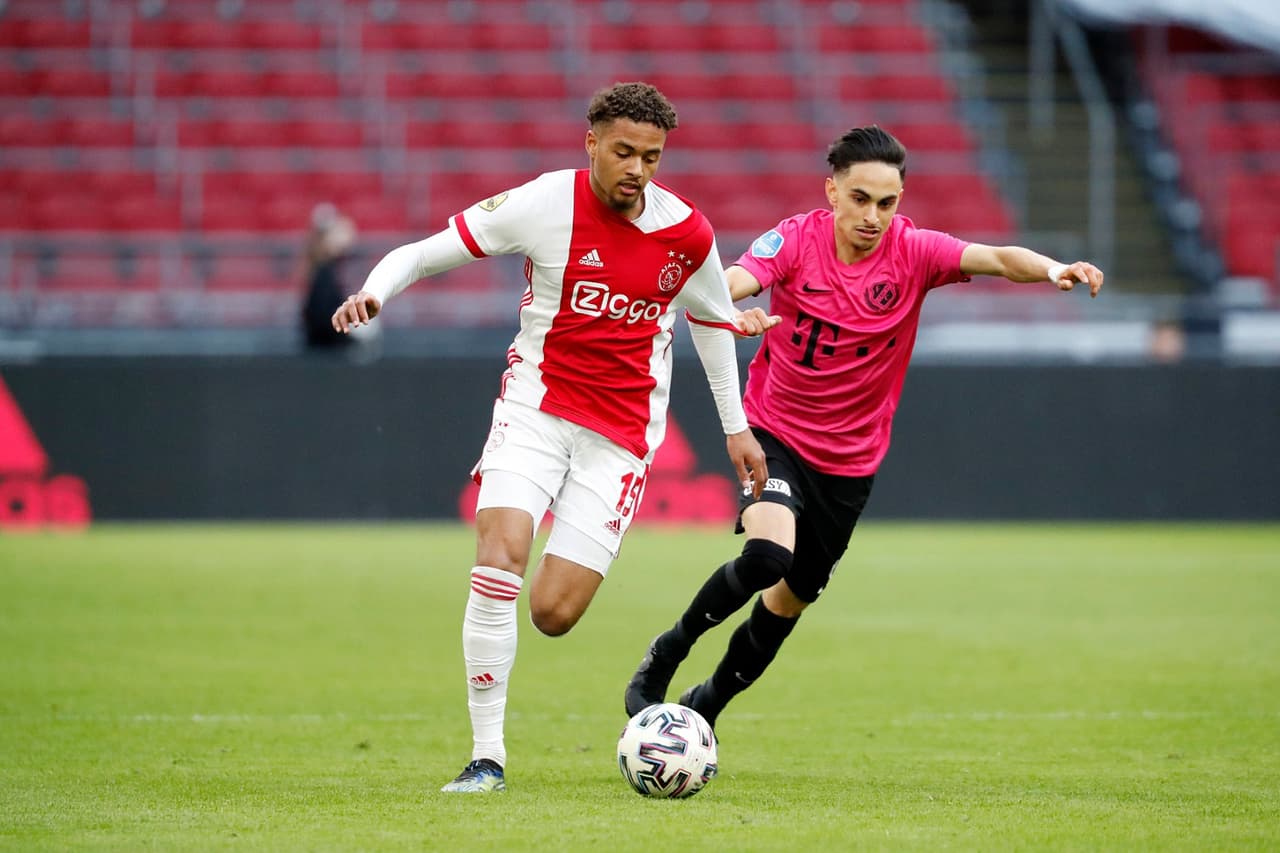 Ajax empata ante el Utrecht 1-1 en la Eredivisie, jugando su juego número 21 que quedaba pendiente. Simon Gustafson le daba la victoria a la visita al minuto 13 con penal, pero el mexicano Edson Alvarez se encargó de empujar el balón y empatar el partido.