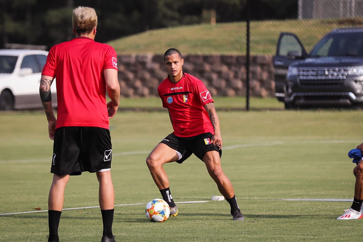 La Selección de Venezuela cerró su preparación de cara al duelo que sostendrá este miércoles en Mercedes-Benz Stadium en Atlanta ante México, en choque que le sirve de preparación a ambas selecciones para la Copa América y Copa Oro respectivamente. La 'Vinotinto' acude a este cotejo con sus grandes figuras como Salomón Rondón, Josef Martínez, Roberto Rosales y Tomás Rincón, bajo la guía del técnico Rafael Dudamel.