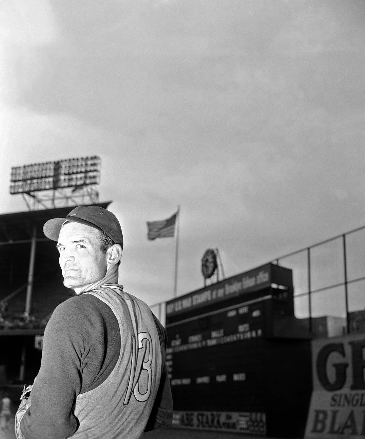Esta es la imagen de uno de los jugadores de Chicago Cubs, Claude Passeau, que disputó la serie Mundial de la famosa maldición de la cabra.