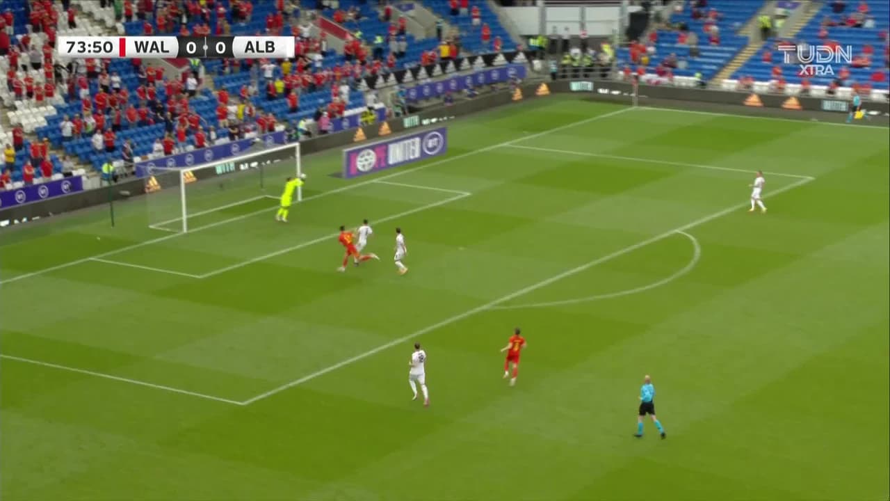 ¡TIRO ATAJADO! disparo por Kieffer Moore.