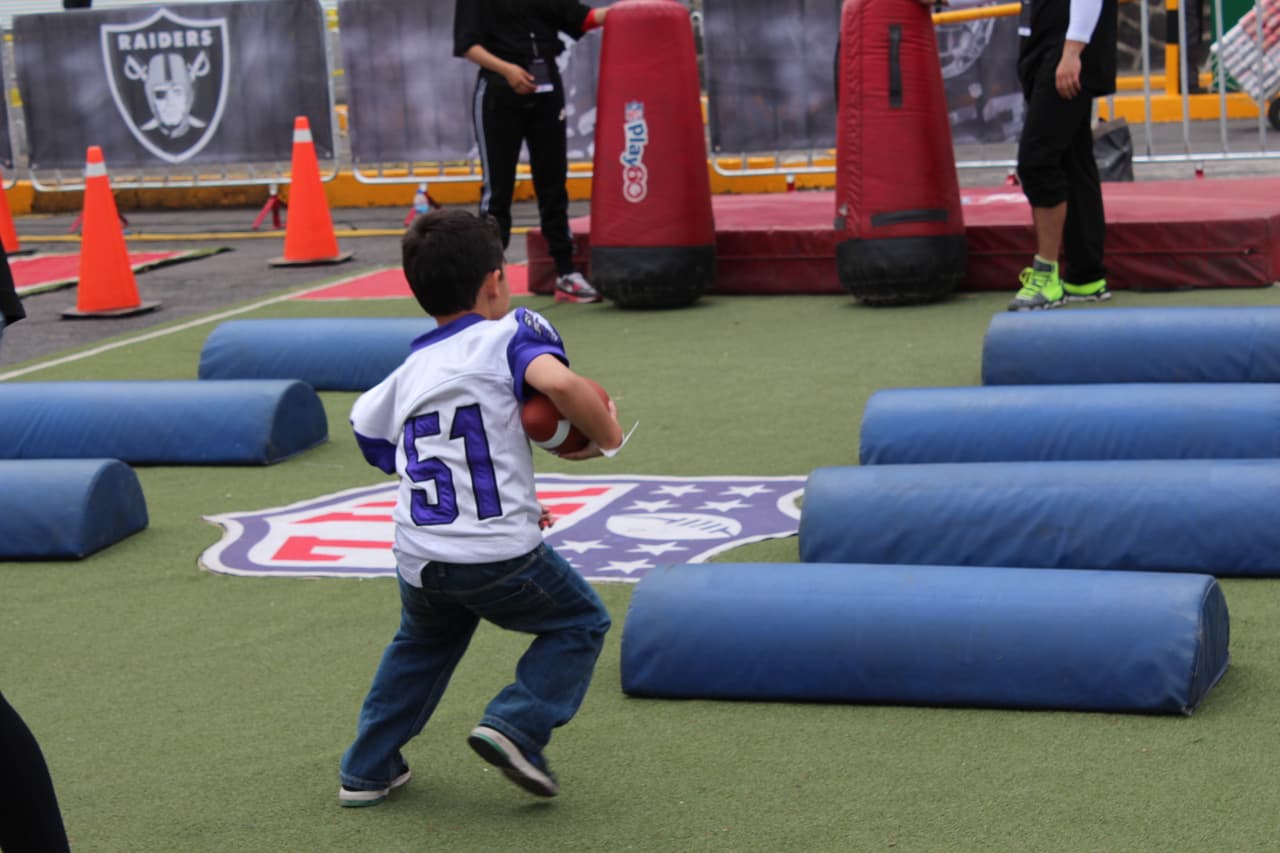 Te invitamos a disfrutar de las mejores imágenes de la visita de los Raiders al 'Coloso de Santa Ursula' promocionando el juego del próximo 21 de noviembre ante los Houston Texans.
