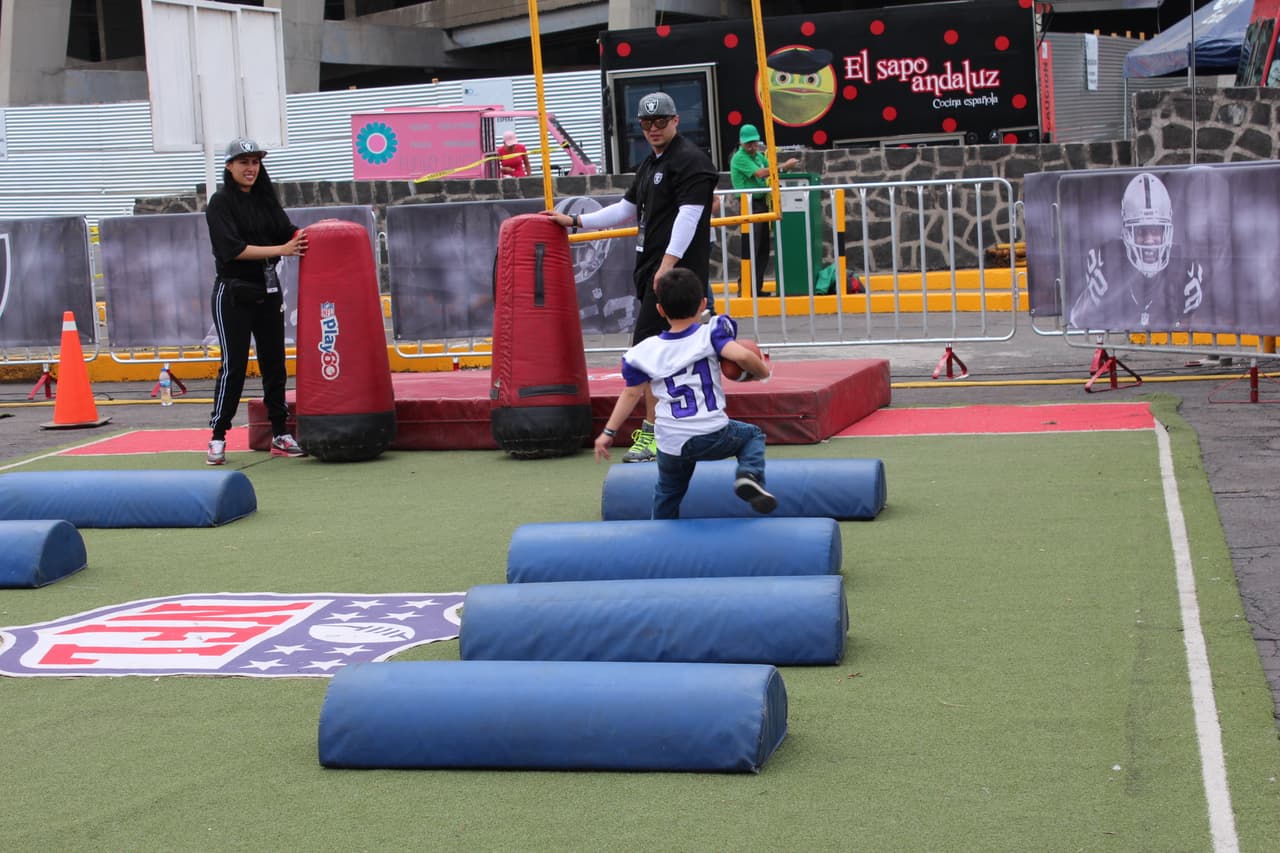 Te invitamos a disfrutar de las mejores imágenes de la visita de los Raiders al 'Coloso de Santa Ursula' promocionando el juego del próximo 21 de noviembre ante los Houston Texans.