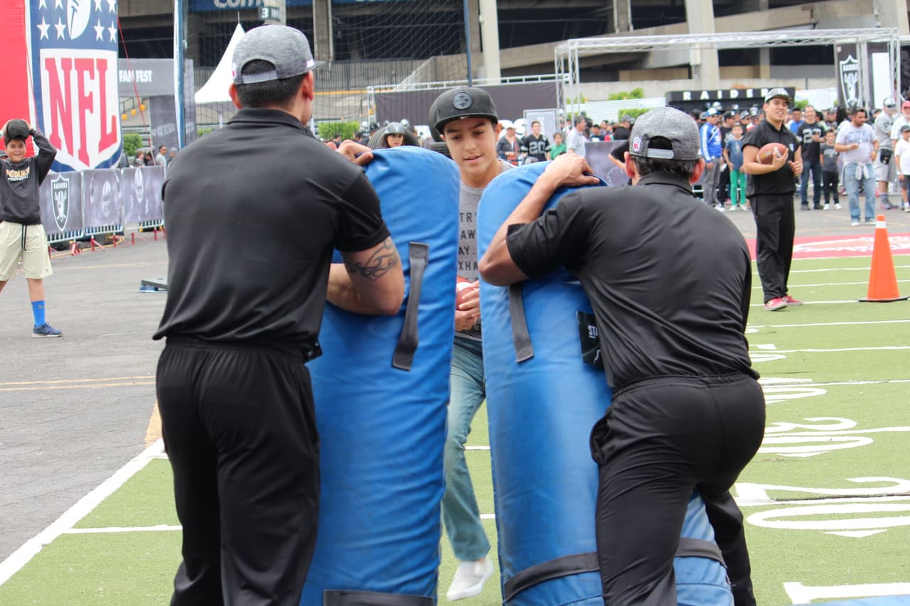 Te invitamos a disfrutar de las mejores imágenes de la visita de los Raiders al 'Coloso de Santa Ursula' promocionando el juego del próximo 21 de noviembre ante los Houston Texans.