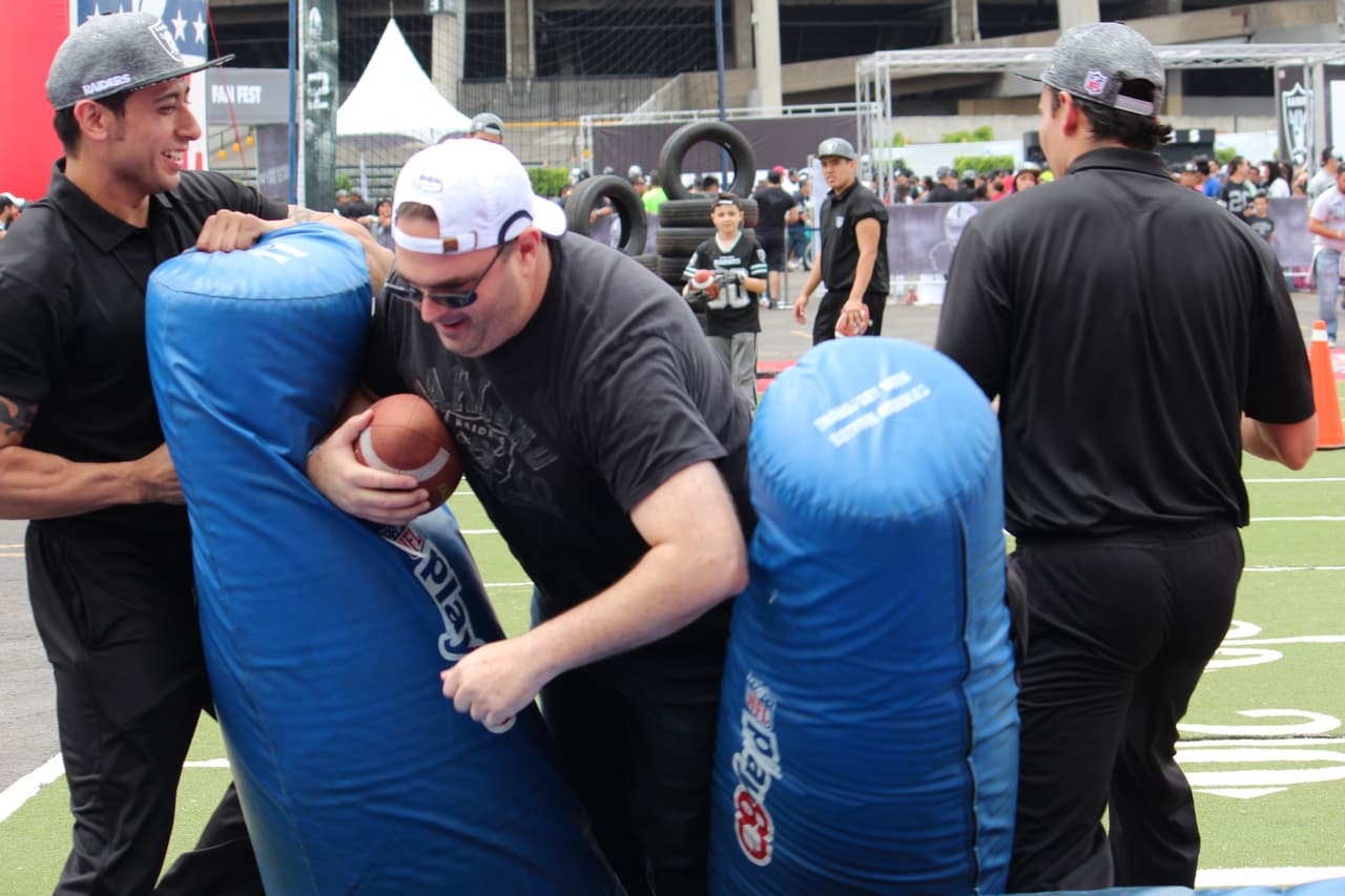 Te invitamos a disfrutar de las mejores imágenes de la visita de los Raiders al 'Coloso de Santa Ursula' promocionando el juego del próximo 21 de noviembre ante los Houston Texans.