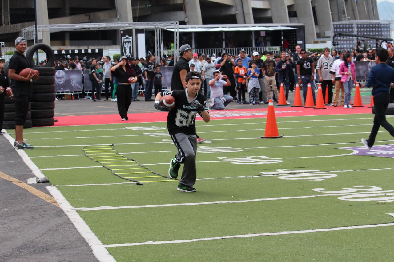 Te invitamos a disfrutar de las mejores imágenes de la visita de los Raiders al 'Coloso de Santa Ursula' promocionando el juego del próximo 21 de noviembre ante los Houston Texans.