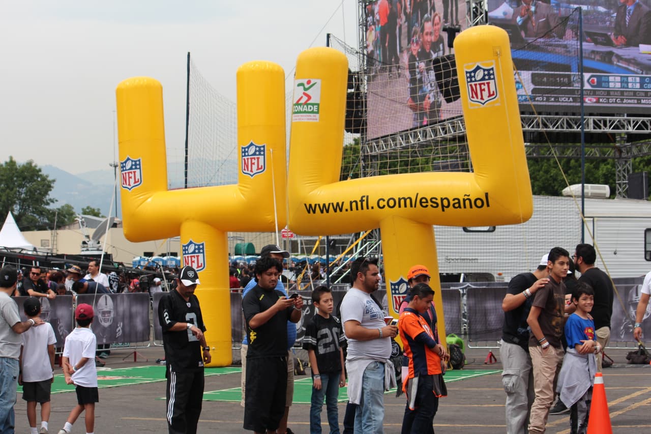 Te invitamos a disfrutar de las mejores imágenes de la visita de los Raiders al 'Coloso de Santa Ursula' promocionando el juego del próximo 21 de noviembre ante los Houston Texans.