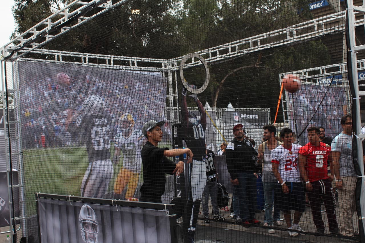 Te invitamos a disfrutar de las mejores imágenes de la visita de los Raiders al 'Coloso de Santa Ursula' promocionando el juego del próximo 21 de noviembre ante los Houston Texans.