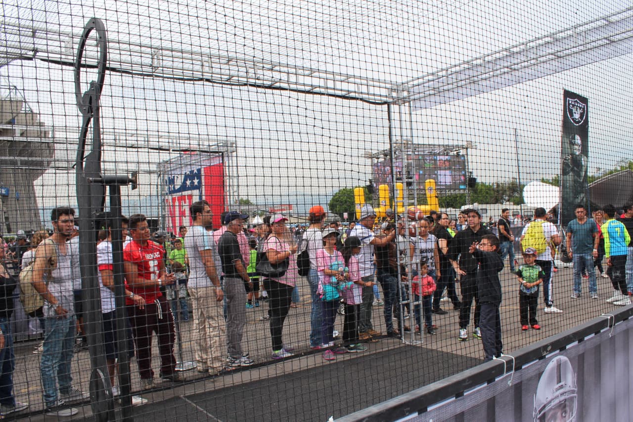 Te invitamos a disfrutar de las mejores imágenes de la visita de los Raiders al 'Coloso de Santa Ursula' promocionando el juego del próximo 21 de noviembre ante los Houston Texans.