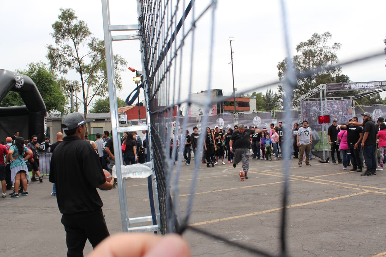 Te invitamos a disfrutar de las mejores imágenes de la visita de los Raiders al 'Coloso de Santa Ursula' promocionando el juego del próximo 21 de noviembre ante los Houston Texans.