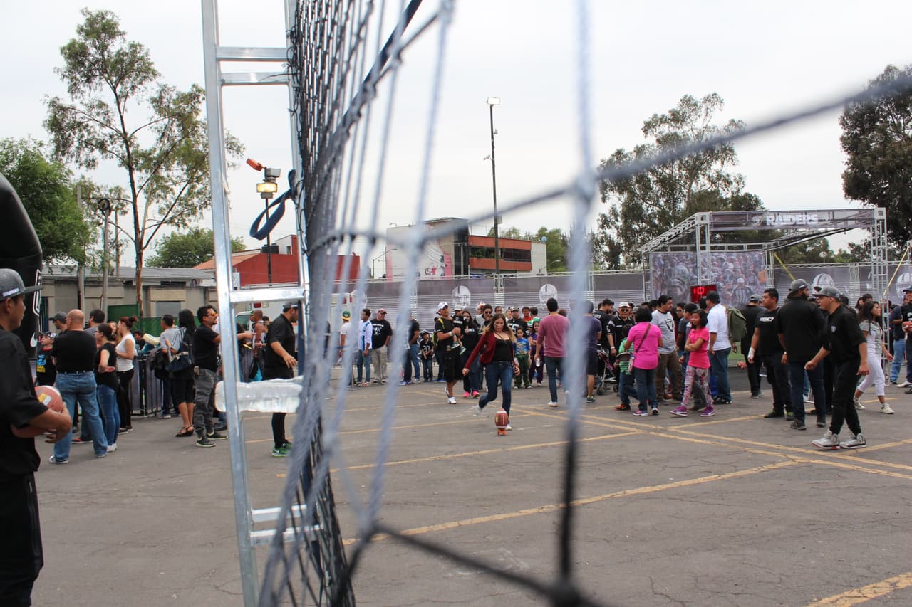 Te invitamos a disfrutar de las mejores imágenes de la visita de los Raiders al 'Coloso de Santa Ursula' promocionando el juego del próximo 21 de noviembre ante los Houston Texans.