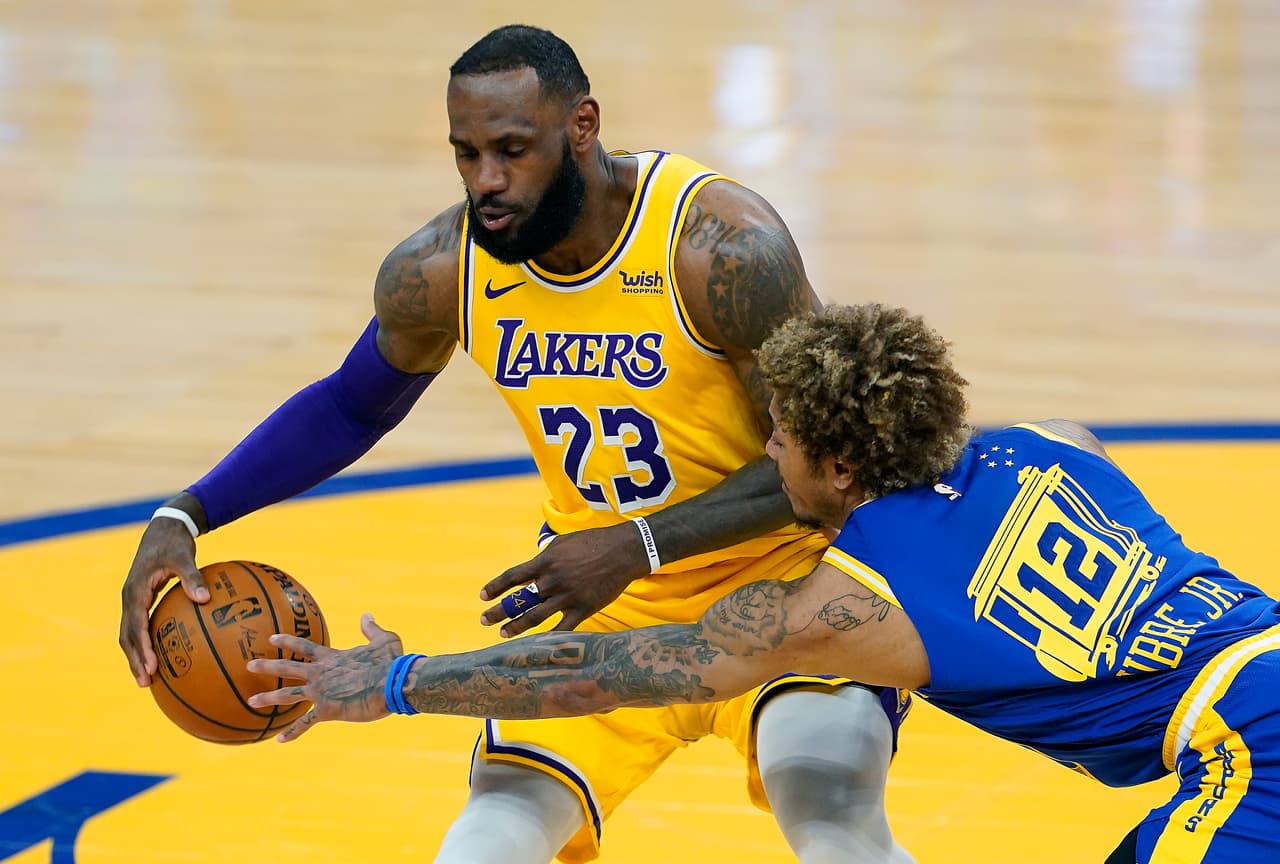 LeBron James con los Lakers ante los Golden State Warriors