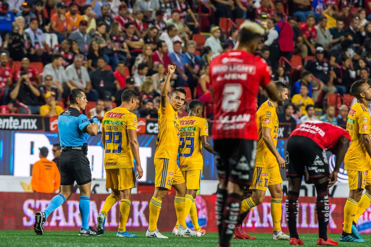 El mediocampista argentino festeja el tanto con sus compañeros.