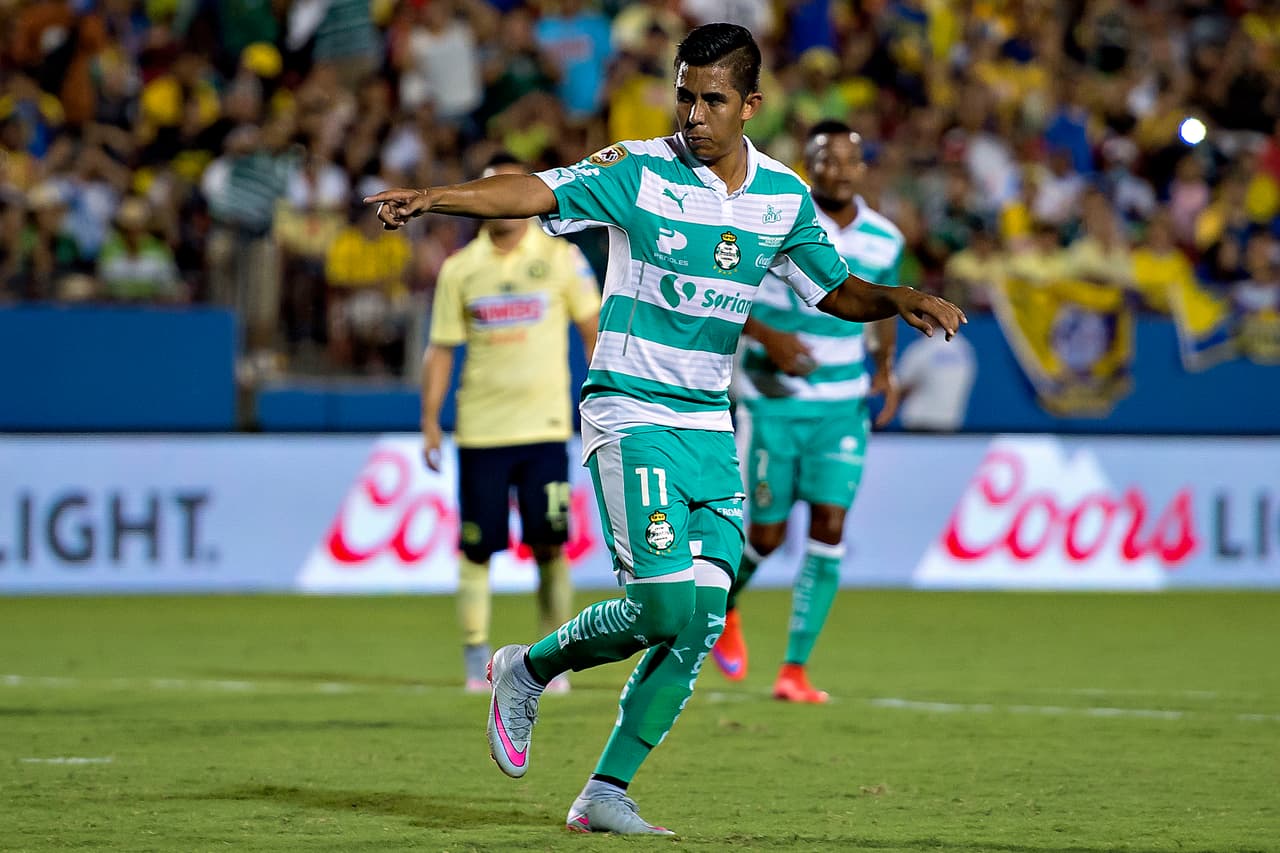 Néstor Calderón: El autor del gol de Santos, el ‘avión’ intentó organizar el ataque del conjunto lagunero en gran parte del partido. Además de que probó en varias ocasiones al portero americanista con disparos peligrosos. Calificación: 7.