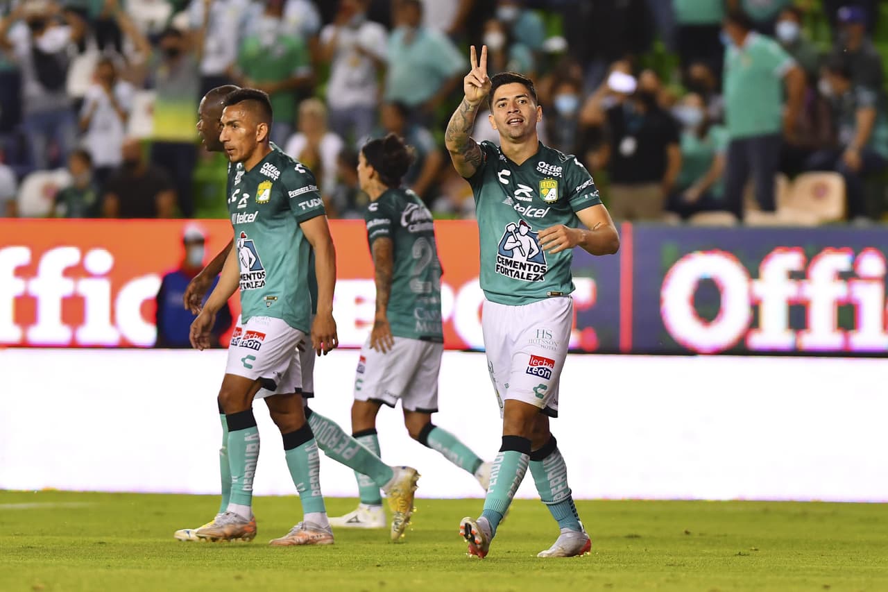 Con hat trick de Víctor Dávila, león golea a necaxa 3-0 y aseguran su lugar en la fiesta grande del futbol mexicano.