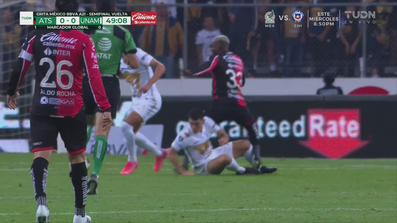 ¿Es de hule? Quiñones sale en camilla, pero regresa al juego