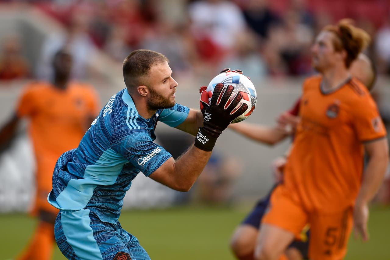 El arquero Marko Maric fue el gran responsable de que Real Salt Lake no marcara más de un gol en su partido frente a Houston Dynamo en el partido jugado el sábado por la tarde en el Rio Tinto Stadium.
<br>