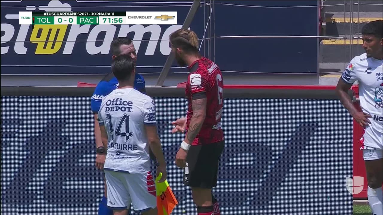 ¡Tarjeta Roja! Miguel Barbieri recibe la segunda amarilla y se va del juego.