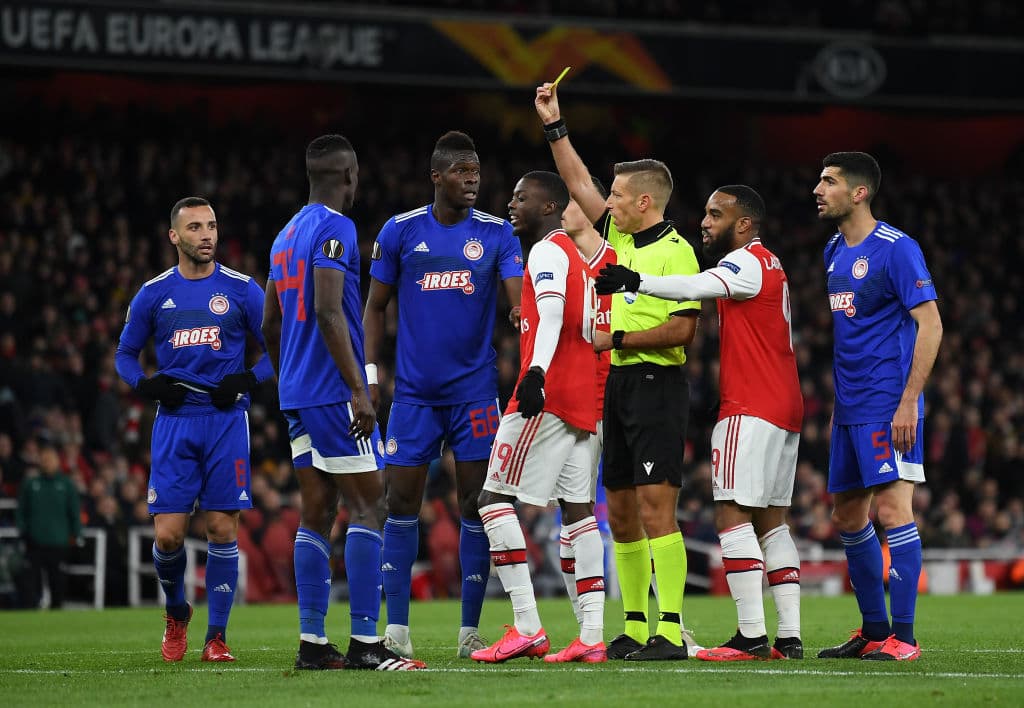 Tras una fuerte entrada, Ousseynou Ba recibe la primer tarjeta del partido.