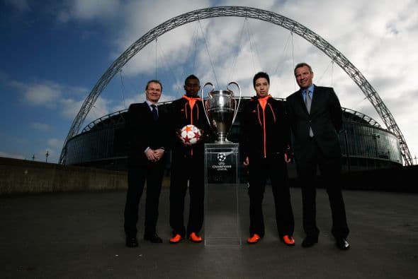 También se vio a directivos de la UEFA, acompañados por otros cracks del balón.