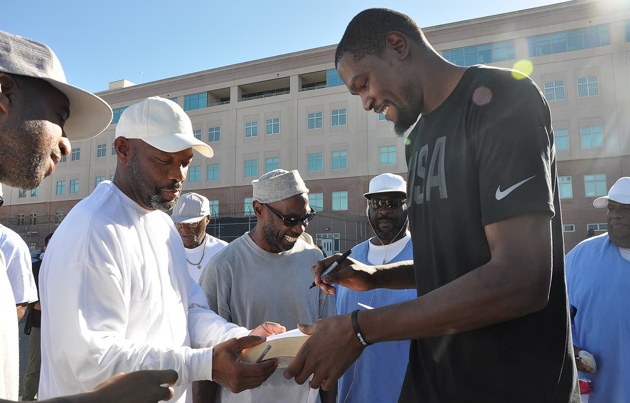 Los Warriors realizaron su visita anual a San Quintín. El GM Bob Myers encabezó el contingente en la cancha, y Kevin Durant y Draymond Green se sentaron entre los internos para ver la acción, firmar autógrafos y jugar dominó.