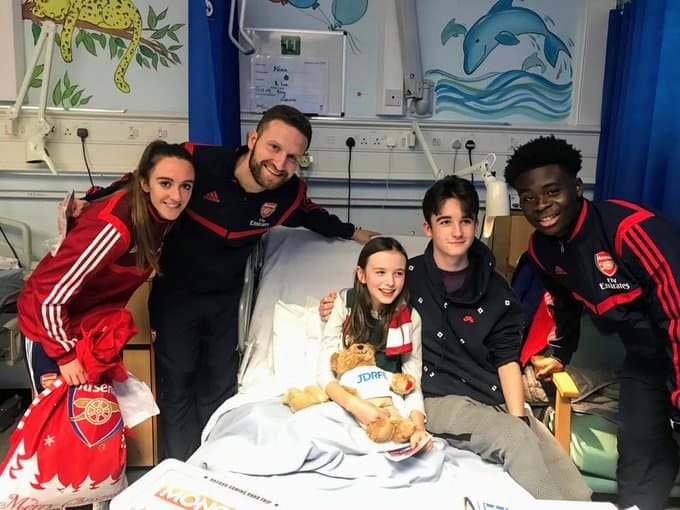 La plantilla Gunner llevó regalos, alegrías y mucha diversión a un grupo de personas del norte de Londres.