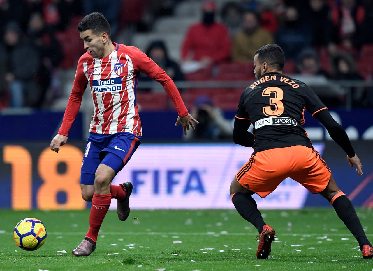 El argentino recibió el balón adelante de la media cancha y la colgó del ángulo derecho.