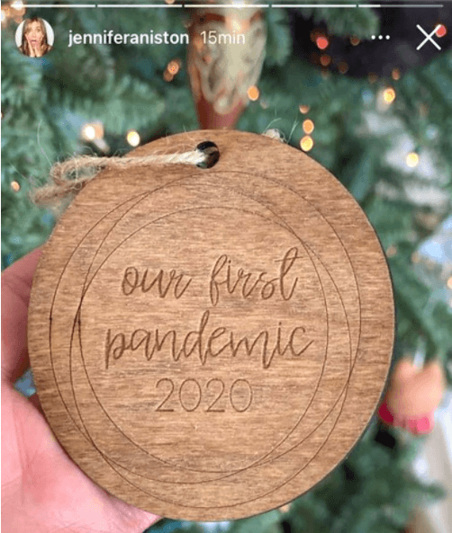 Una de ellas tenía una figura circular con la leyenda ‘Our first pandemic 2020’ (nuestra primera pandemia 2020).