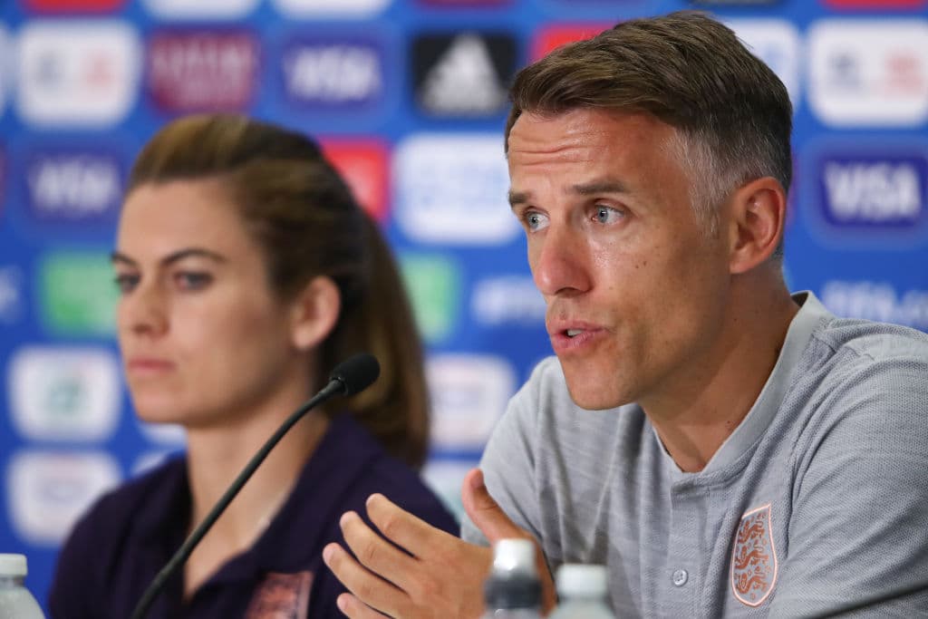 Phil Neville, entrenador de la Selección de Inglaterra, semifinalista en la pasada Copa Mundial. También se unen en la lista Milena Bertolini, Futoshi Ikeda, Antonia Is, Joe Montemurro y Paul Riley.