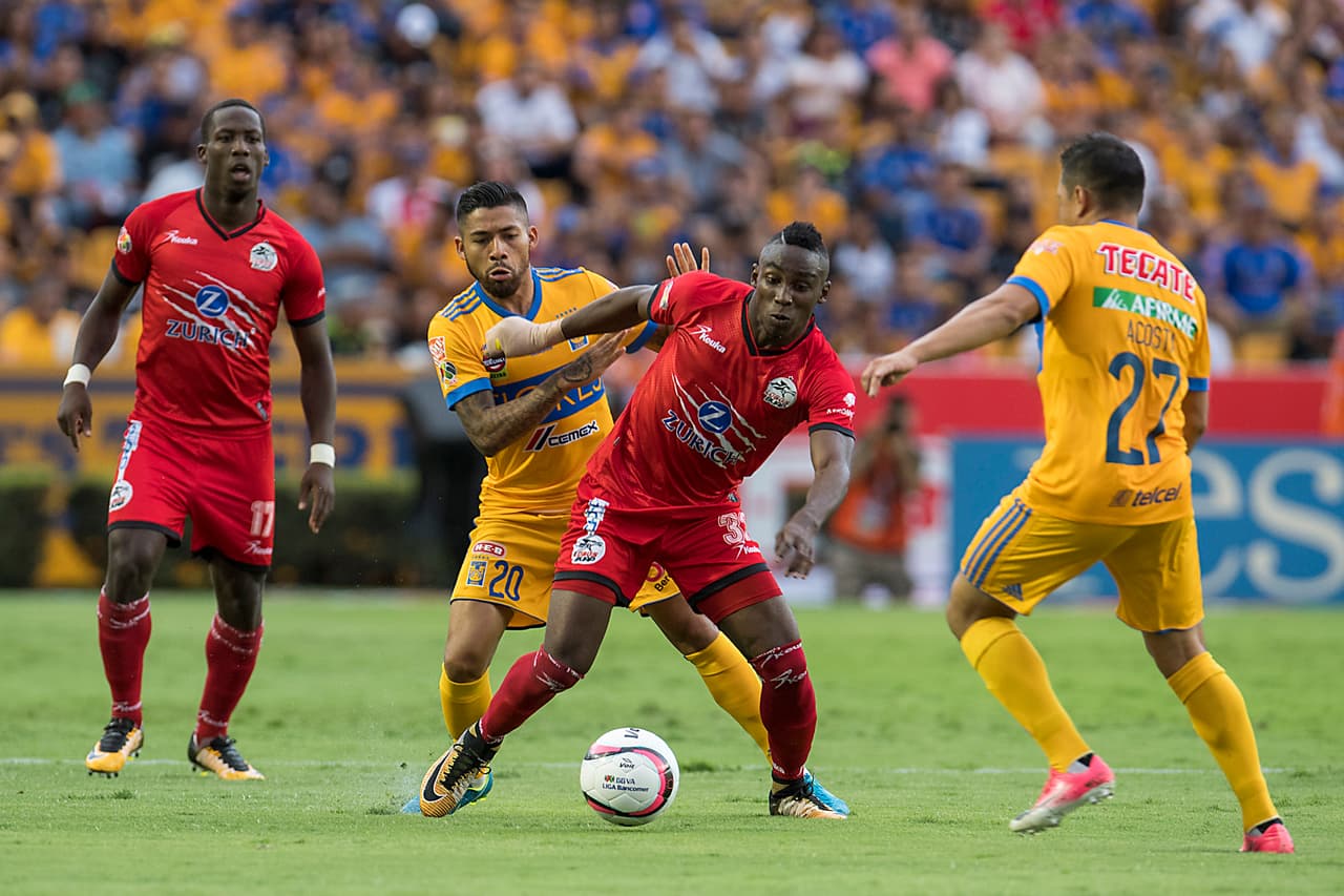A pesar de ser el equipo recién ascendido, Lobos BUAP no se hizo menos con el gol del rival y continuaron presionando en medio campo.
