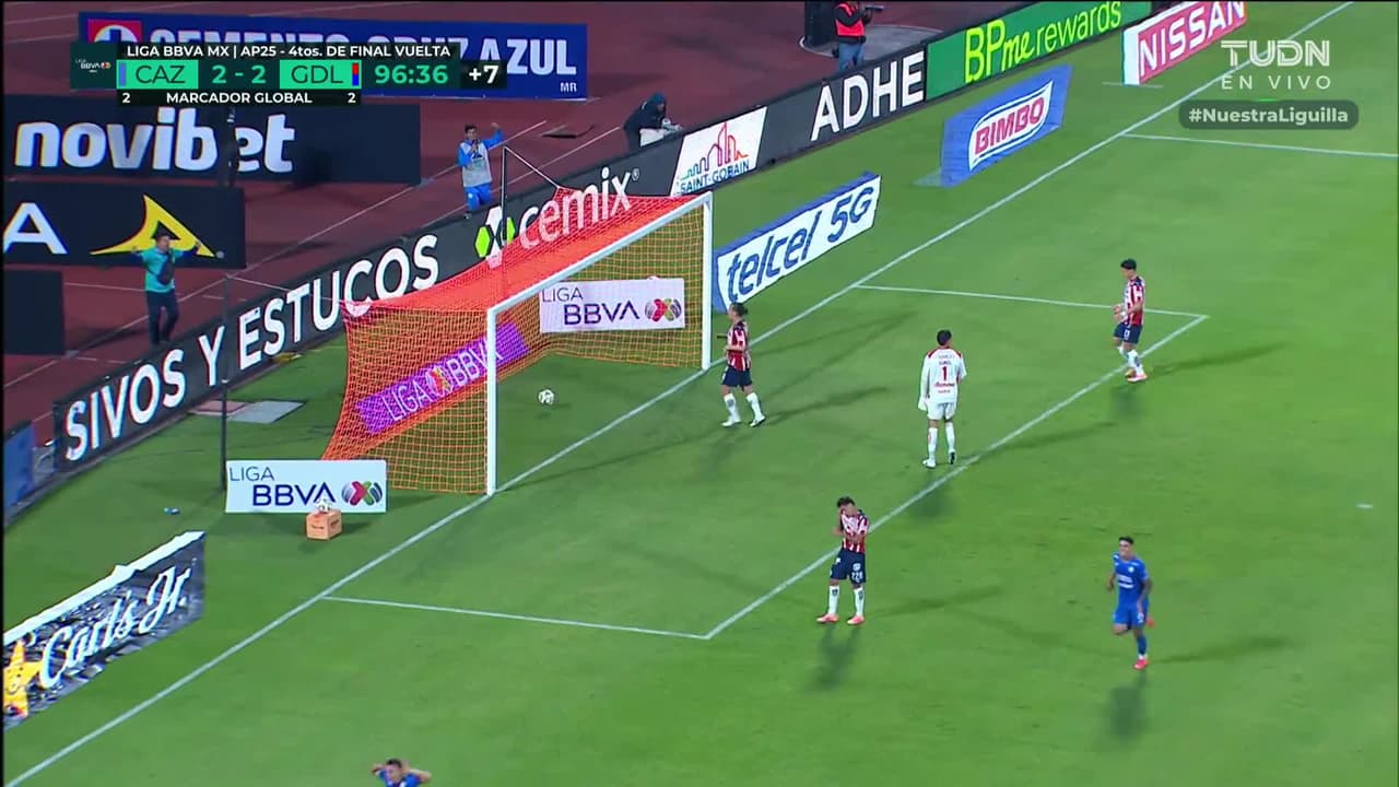 ¡GOL!  anota para Cruz Azul. Carlos Rodríguez