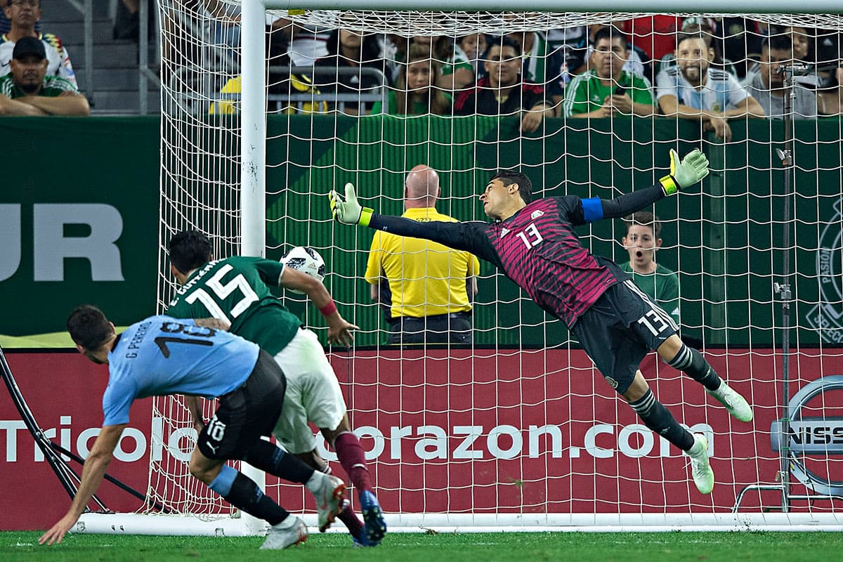 Con este gol de cabeza, Maxi Pereira (derecha) selló el marcador con el 4-1 definitivo para Uruguay, superando la estirada de Memo Ochoa (derecha).