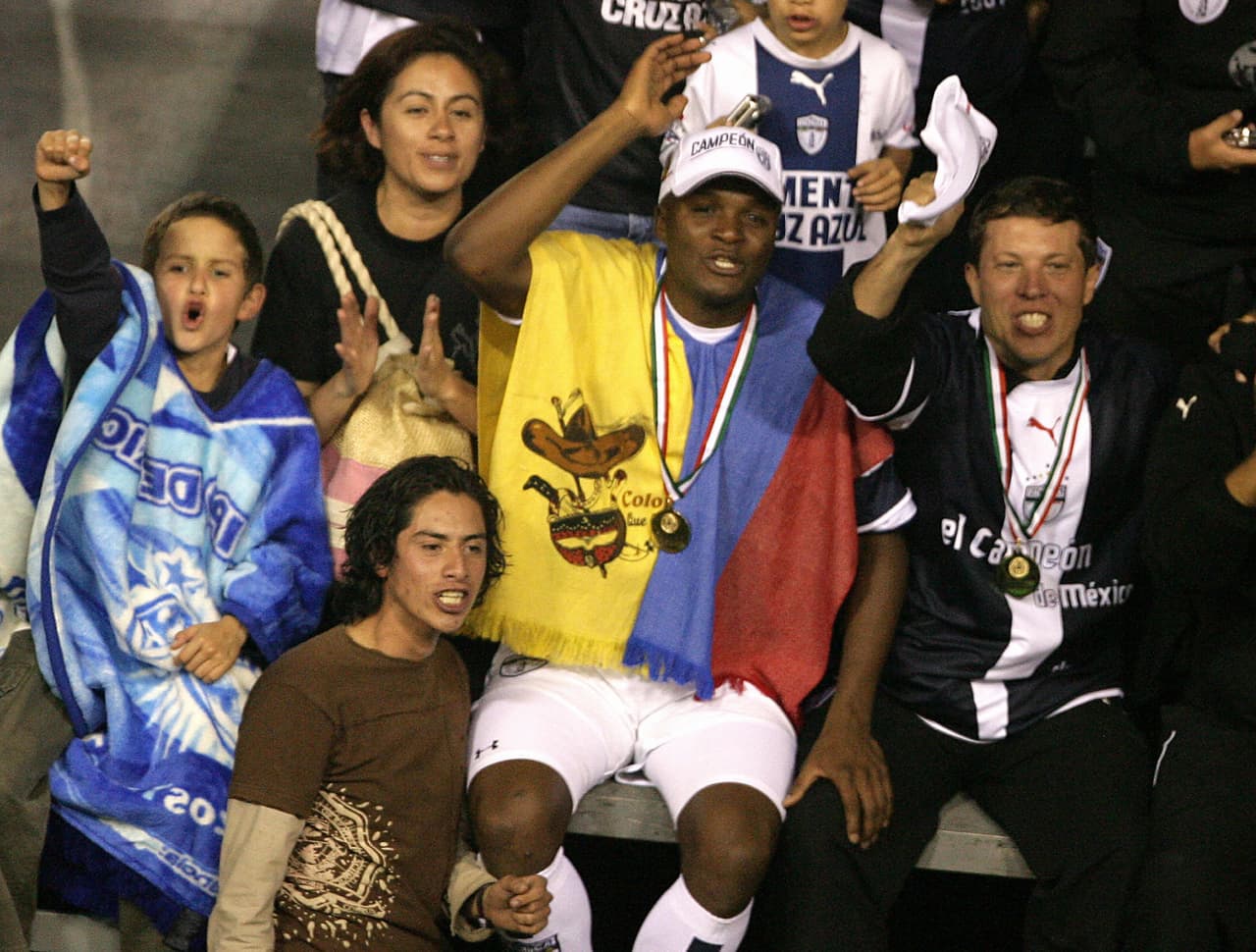 Aquivaldo Mosquera. El defensa colombiano presume cuatro títulos de Liga MX, dos con Pachuca y dos con América, una Copa Sudamericana y Liga de Campeones, además de su paso por Europa con Sevilla.